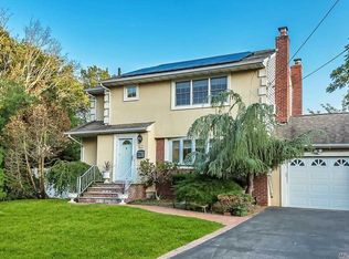 86 Thoreau Rd, North Babylon, NY 11703