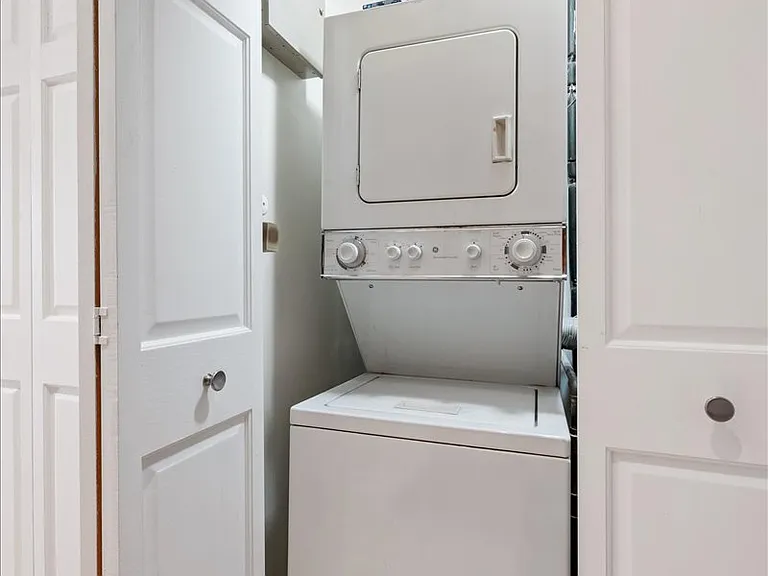 300 W Grand Ave #307 — Photo 16