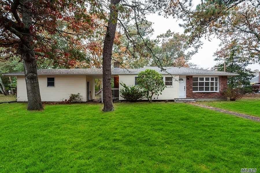 1st image of 18 Hampton Bays Dr