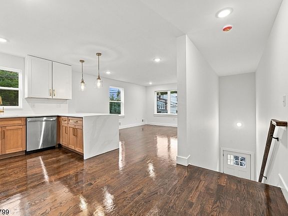 3rd image of 543 13th Ave Floor 2