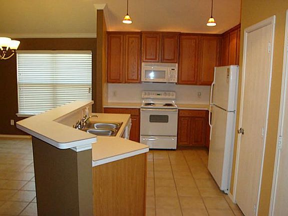 2nd image of 1115 Red Robin Dr