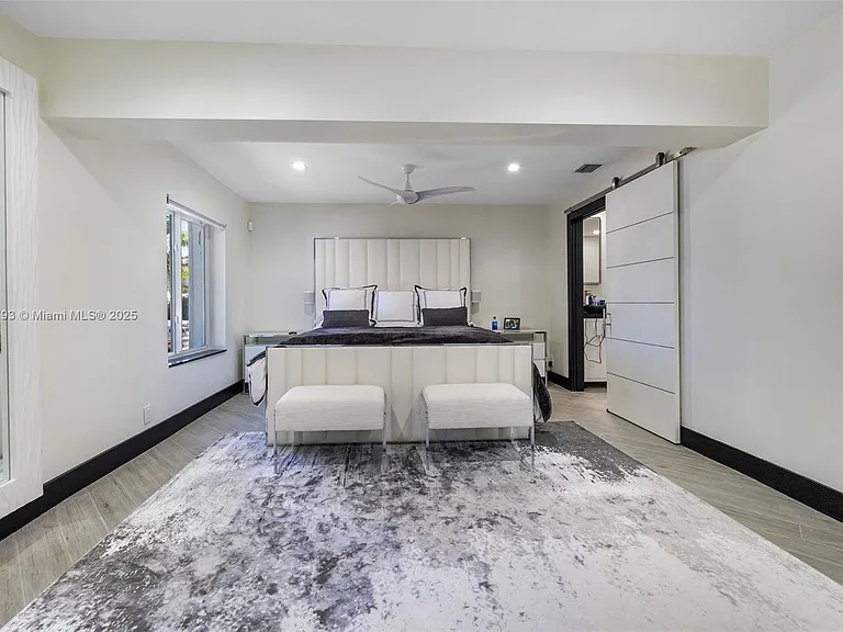 517 S Riverside Dr — Photo 2