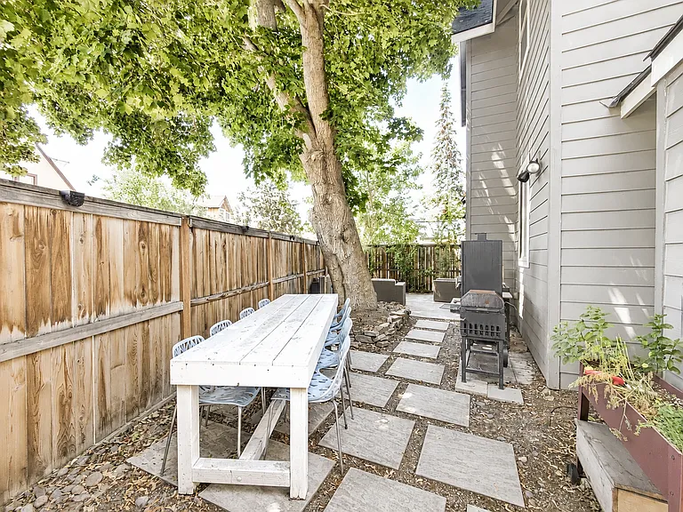 459 NW Broadway St — Photo 32