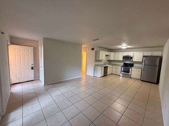 4th image of 3399 Green Briar Cir APT 2