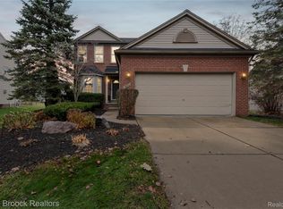 9894 High Meadow Dr, Ypsilanti, MI 48198