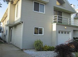 515 W Hudson St, Long Beach, NY 11561