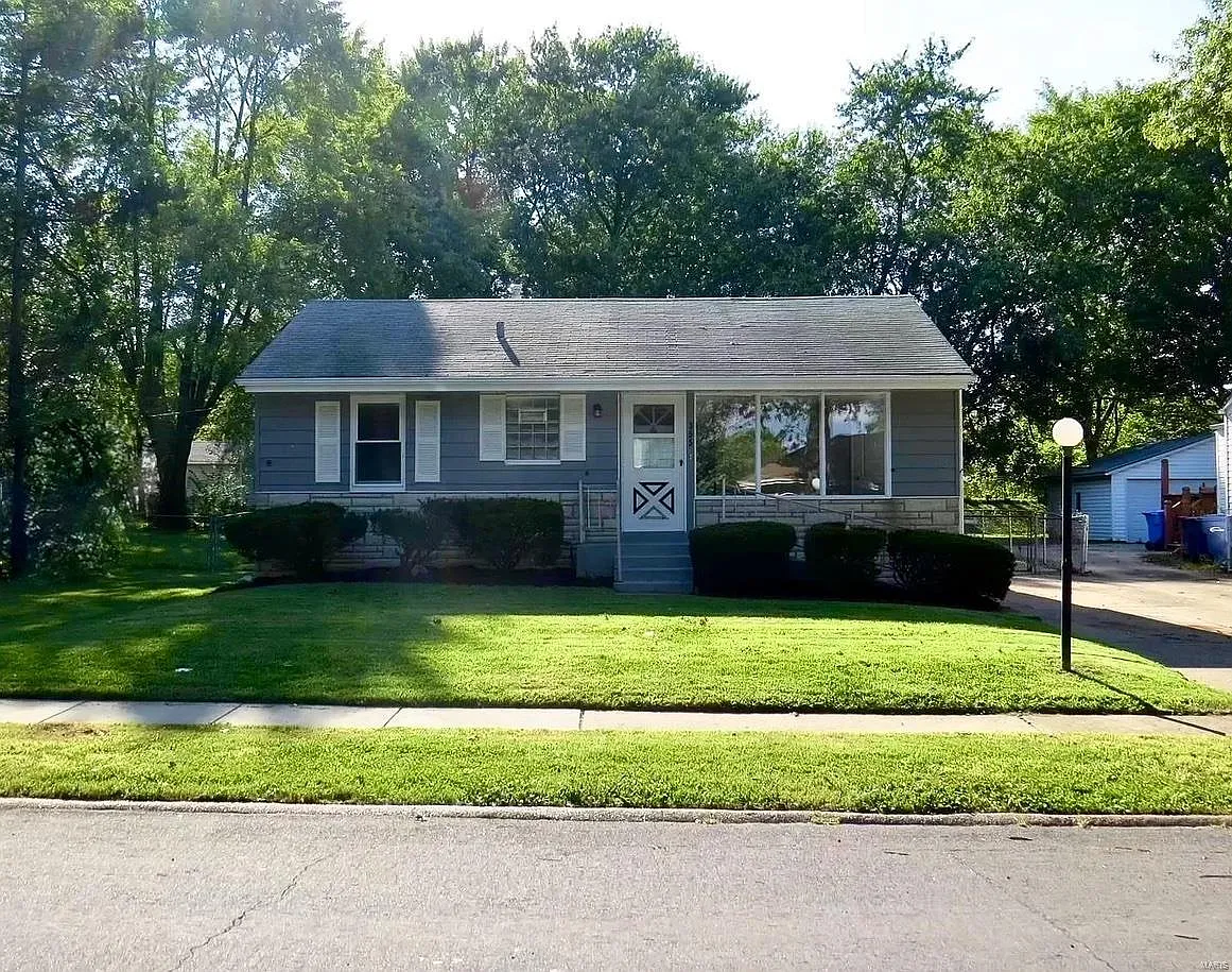 355 De Smet Dr photo 1