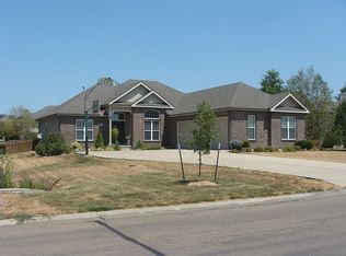 15690 Cedar Ln, Basehor, KS 66007