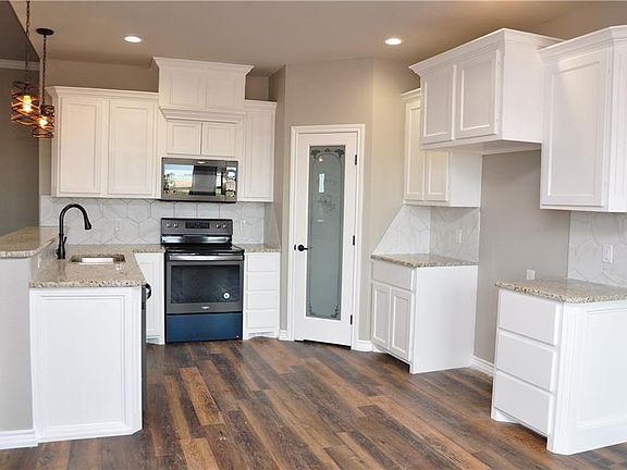 3rd image of 115 Suncreek