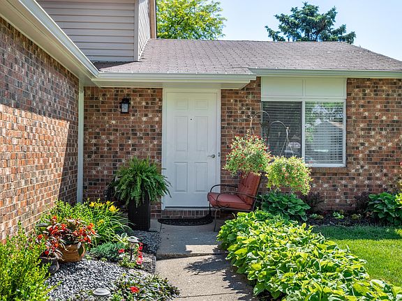 3rd image of 5870 Starcrest Dr
