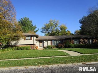 102 Westwinds Dr, Jacksonville, IL 62650