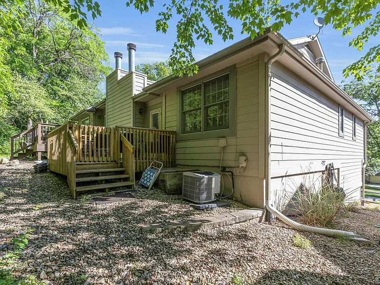 1409 Lawrence Ave — Photo 23