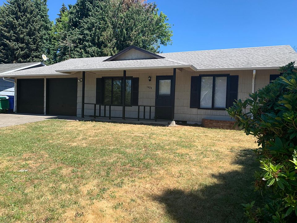 Double car garage. New vinyl windows coming in September
