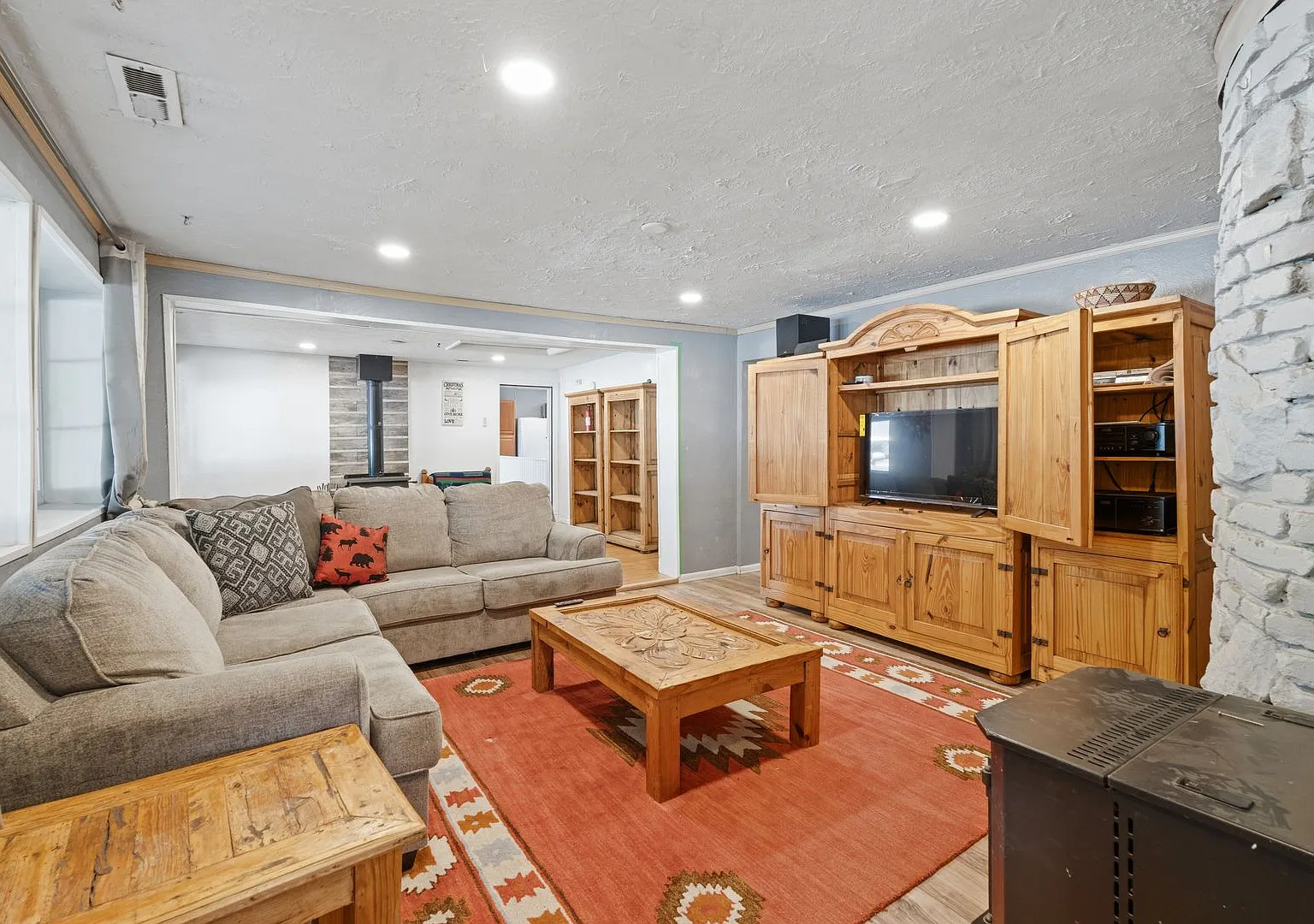3 Bed 2.5 Bath Fully Furnished Single Level Rancher With Fenced Yard & Commercial 40x30 Shop Incl... — Photo 3