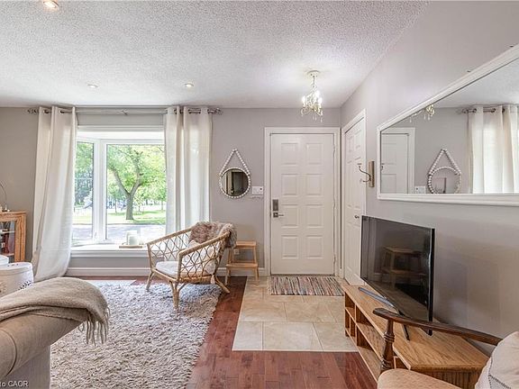 5th image of 8229 Rideau St