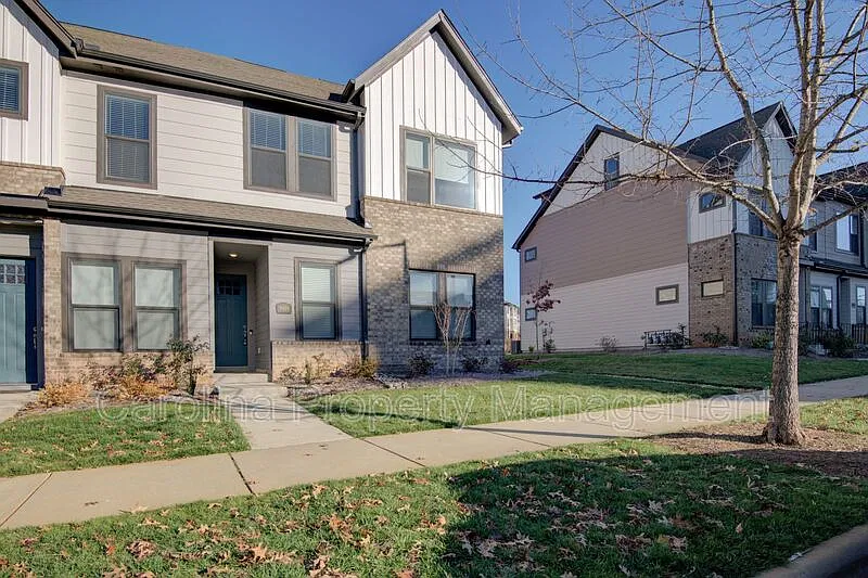 4 bed, 3.5 bath, 2041 sqft, $2,900 — Photo 2
