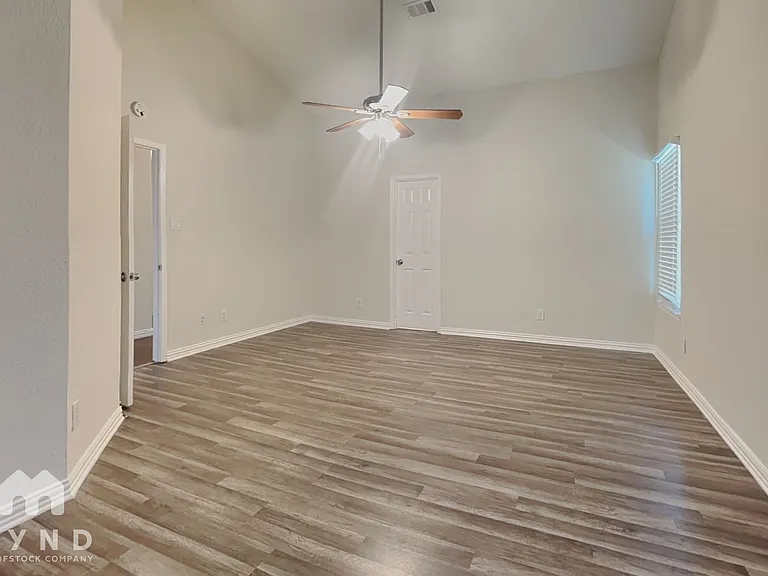 8704 Tigris Trl — Photo 9