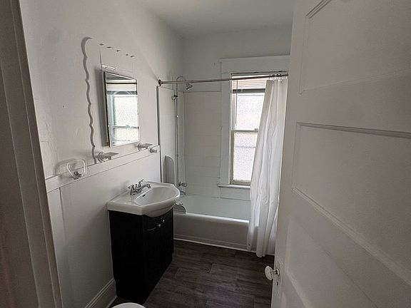 5th image of 1441 W Wood St