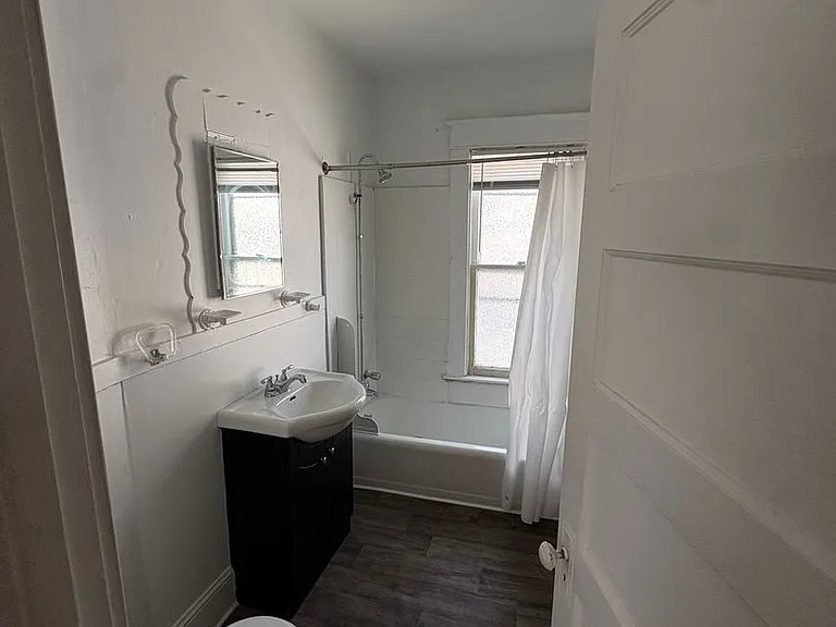 1441 W Wood St — Photo 5