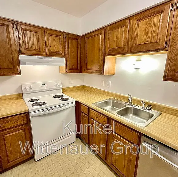 156 Marion Dr — Photo 3