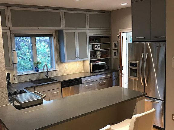 kitchen (gas stove/oven) opens to backyard