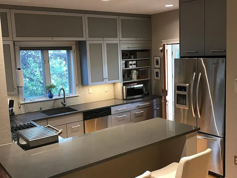 kitchen (gas stove/oven) opens to backyard