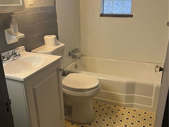 4th image of 1019 Old Orchard Ave