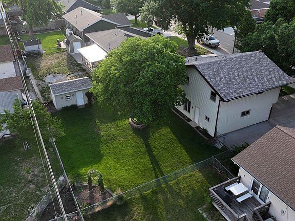 4th image of 1119 E 33rd Dr