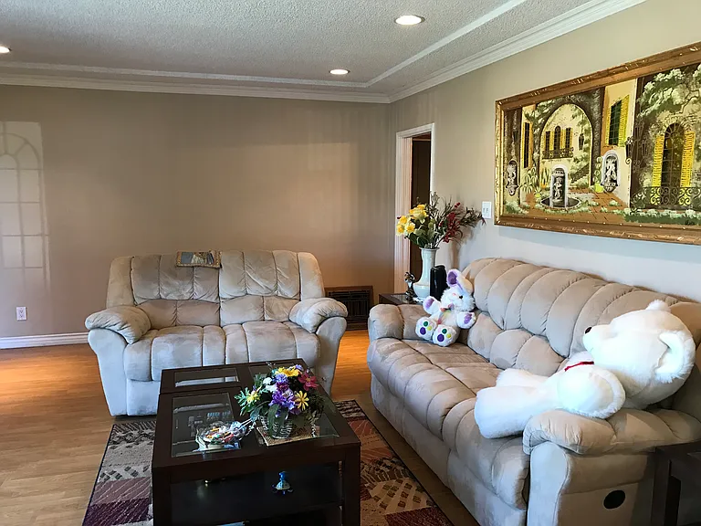 4638 Blackthorne Ave — Photo 11