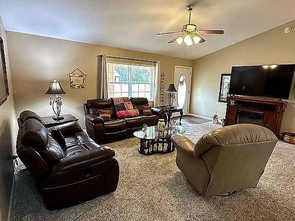 5th image of 111 W Camelot Dr
