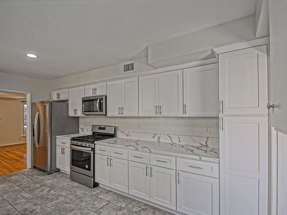 2nd image of 11121 Garfield Ave