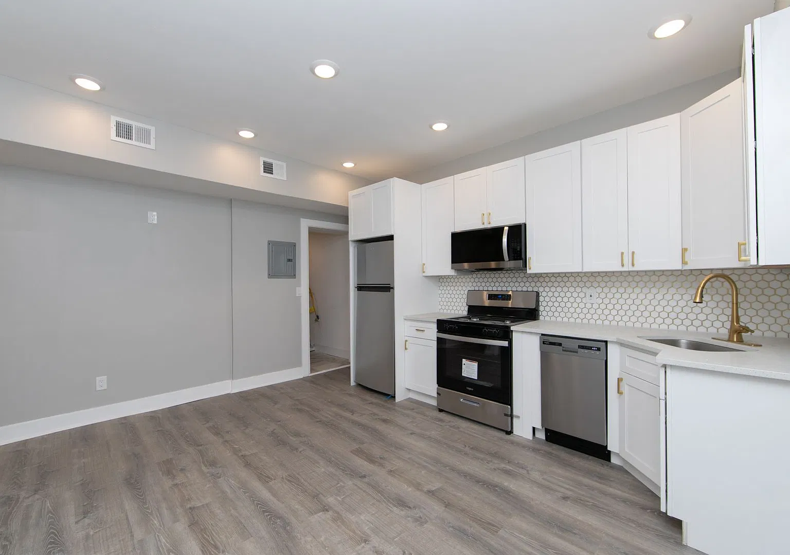Beautiful Gut Renovated 2 Bed/2.5 Bath Apartment on Broadway Avenue in Camden! — Photo 3