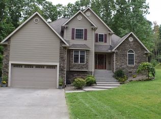 121 Goldfinch Dr, Shady Spring, WV 25918