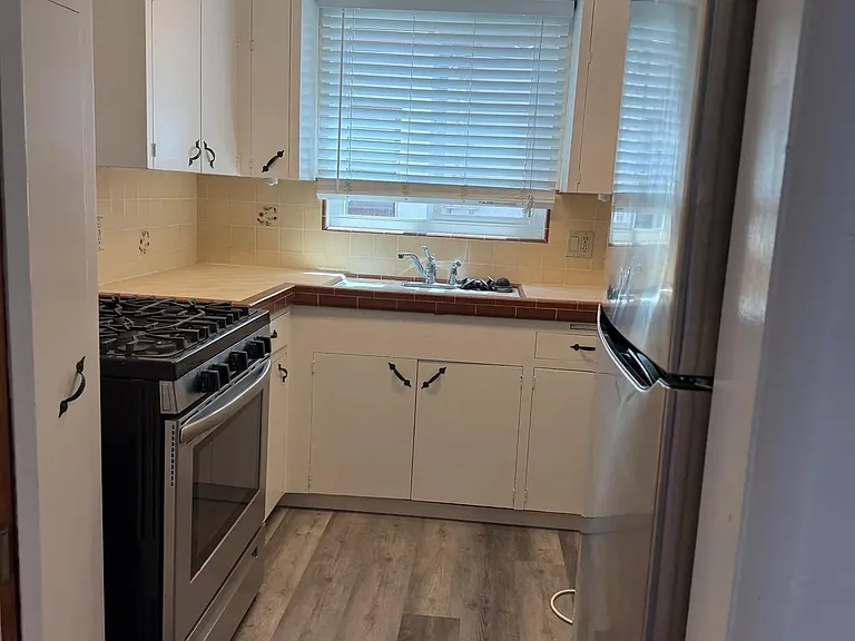 471 E Ave — Photo 10