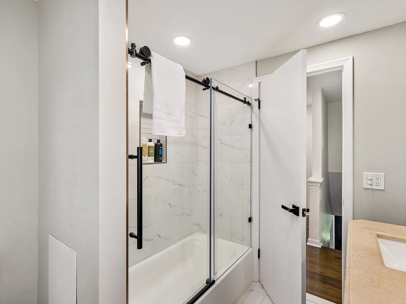 6 bed, 3.5 bath, 2668 sqft, $8,250 — Photo 3