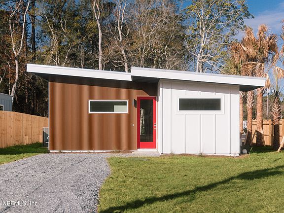 3rd image of 572 WOODLAWN Road