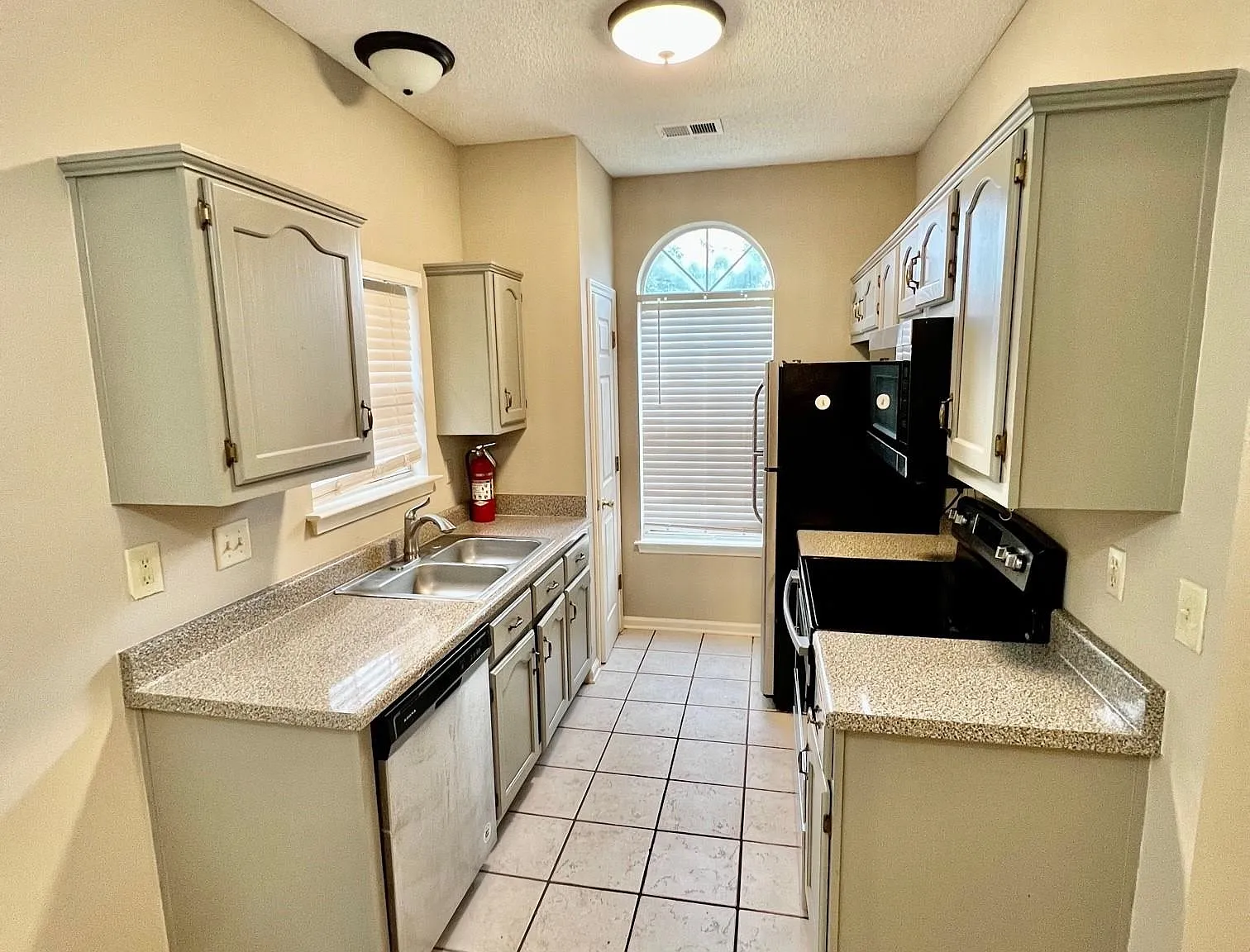 2 bed, 2.0 bath, 1095 sqft, $1,350 — Photo 2