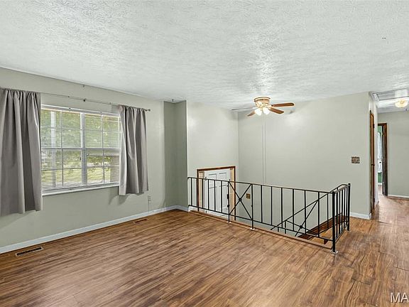 5th image of 215 Pine Ridge Dr