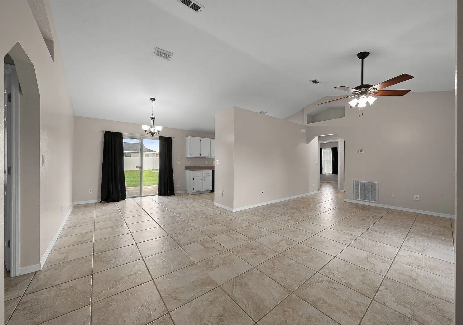 3/2/2 Beautiful Home with Spacious Backyard in Southeast Ocala — Photo 2