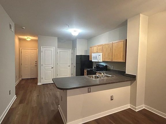 5th image of 401 20th St APT 212
