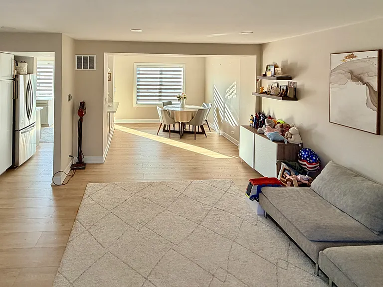 1815 Williamsburg Dr — Photo 2