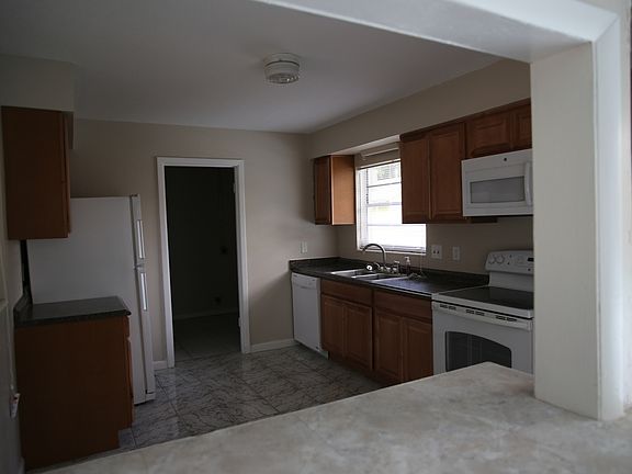 4th image of 944 Carolina Ave