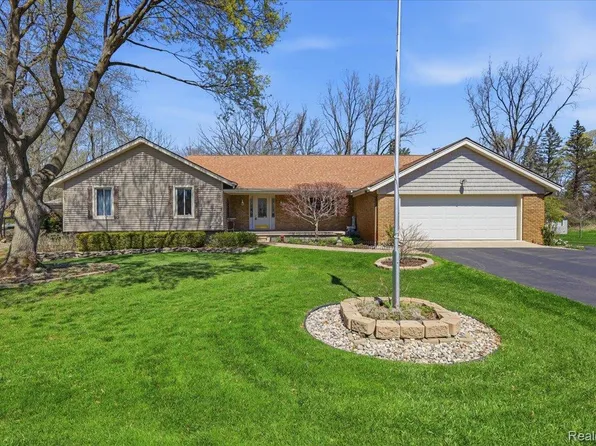 5055 Candlewood Dr, Grand Blanc, MI 48439