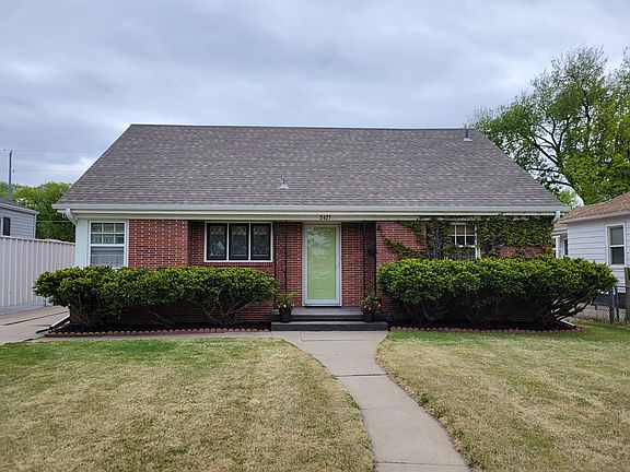 3rd image of 2423 W Division St