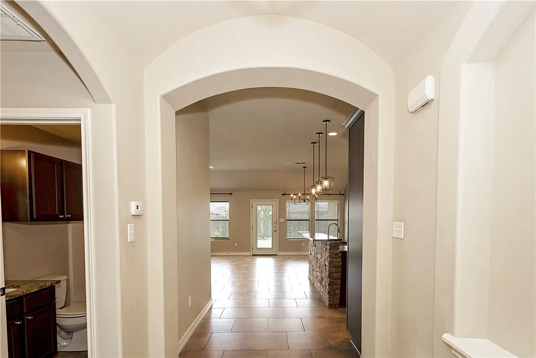 3 bed, 2.0 bath, 1586 sqft, $2,250 — Photo 4