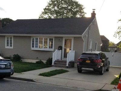 4 Meyers Ave, Hicksville, NY, 11801
