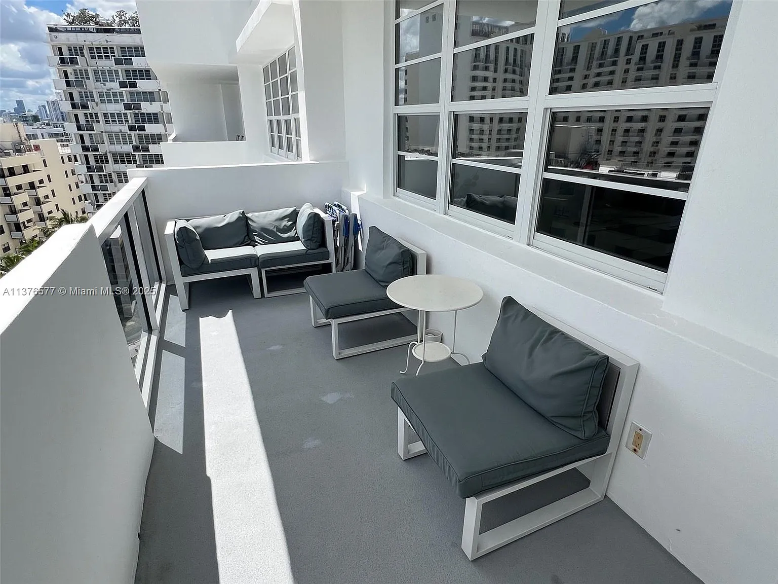 The Decoplage Condo — Photo 4