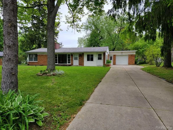 70 Sterling Dr, Lapeer, MI 48446