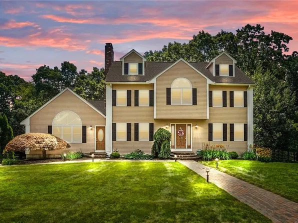 9 Kendall Dr, Lincoln, RI 02865