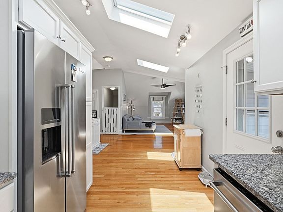 5th image of 16 Billows St #B
